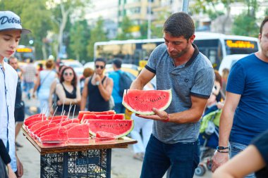 Türkiye 'de dilimlenmiş karpuz satan bir sokak tezgahı. İstanbul, Türkiye - 07.29.2017