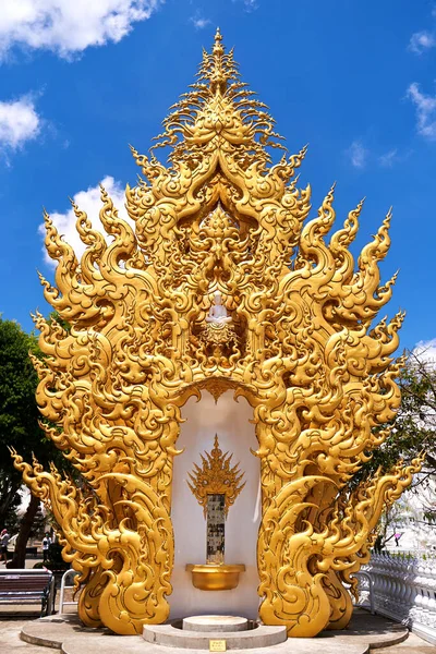 宏伟的金火雕塑座落于著名的白庙院落 也被称为王荣坤 泰国清莱 2023 — 图库照片