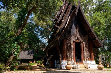 Tayland 'daki Kara Tapınak' taki binaların eşsiz ve alışılmadık mimarisi. Binalar alışılmadık şekilleriyle, karmaşık tasarımlarıyla karakterize edilir. Chiang Rai, Tayland - 02.09.2023