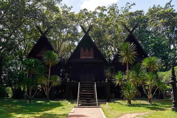 Tayland 'daki Kara Tapınak' taki binaların eşsiz ve alışılmadık mimarisi. Hepsi tapınak kompleksinin ürkütücü ve mistik atmosferine katkıda bulunan koyu renk şeması. Chiang Rai, Tayland - 02.09.2023