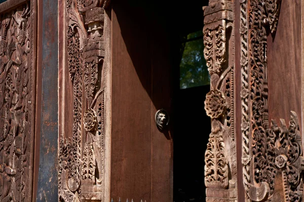 Καλλιτεχνική Ξυλογλυπτική Intricate Door Panel Design Ένα Ναό Της Ταϊλάνδης — Φωτογραφία Αρχείου