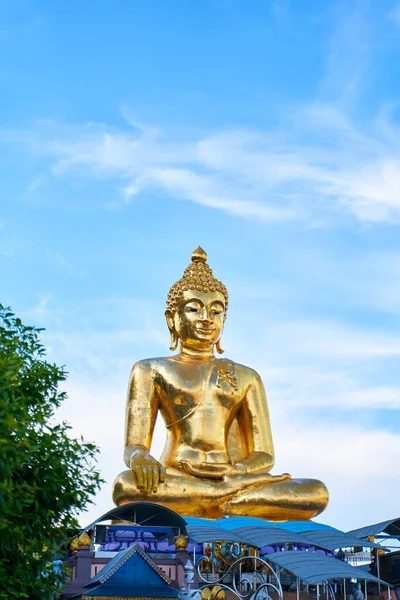 宏伟的金佛像映衬着蔚蓝的天空 雕像的尺寸和精美的细节在宁静的背景下显得非常漂亮 泰国清莱 2023 — 图库照片