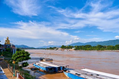Mekong Nehri 'nin manzarası, Altın Üçgen olarak bilinen üç ülkenin kesiştiği noktada..