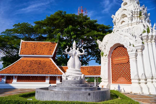 Κομψό Λευκό Κτίριο Στο Παραδοσιακό Ταϊλανδέζικο Στυλ Σύνθεση Της Φωτογραφίας — Φωτογραφία Αρχείου