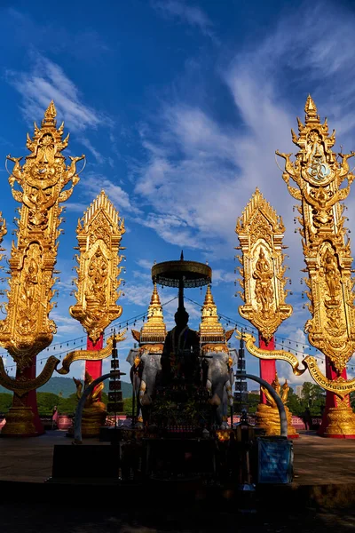 背景中 泰国僧人用四根柱子装饰精美的金色雕塑 雕塑品复杂的细节和令人印象深刻的艺术性 泰国清莱 2023 — 图库照片