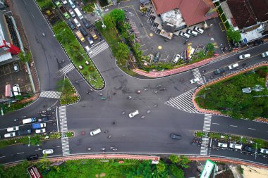 Bali 'nin Jimbaran bölgesinde yoğun bir kavşağın insansız hava aracı fotoğrafı..