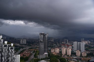Kasaba üzerinde kara bir yağmur bulutu. Kötü hava koşulları. Kuala Lumpur, Malezya - 11.2022