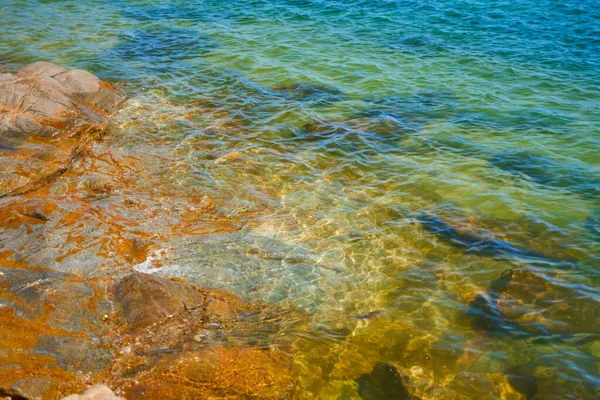 Transparent Sea Water Which You Can See Bottom Rocky Shore — Fotografia de Stock