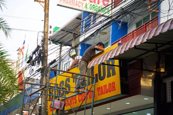 Een Installateur Thailand Die Steigers Staat Installeert Een Bord Gevel — Stockfoto