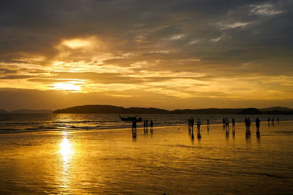日落在海滨 人们在低潮时正在海底寻找美丽的贝壳 Krabi 2022 — 图库照片