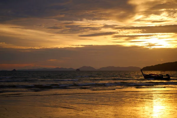 Deniz Kıyısında Gün Batımı Nsanlar Denizin Dibinde Güzel Deniz Kabukları — Stok fotoğraf