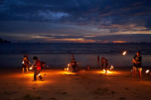 Gateutøvere Holdt Brannshow Turister Stranden Etter Solnedgang Thailand Krabi 2022 – stockfoto