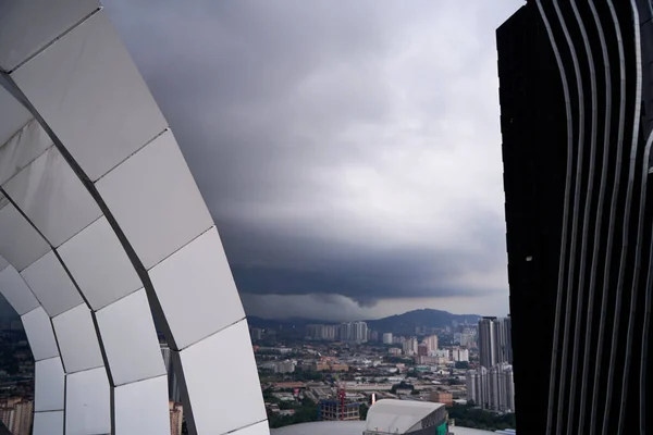 Uma Nuvem Negra Chuva Sobre Cidade Condições Meteorológicas Desfavoráveis Kuala — Fotografia de Stock