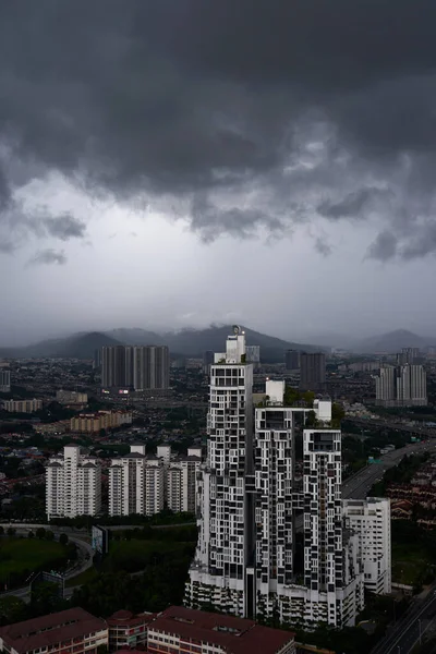 Czarna Chmura Deszczowa Nad Miastem Złe Warunki Pogodowe Kuala Lumpur — Zdjęcie stockowe