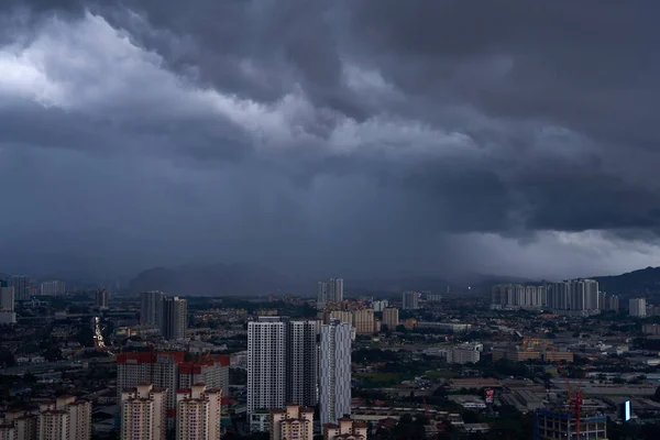 Czarna Chmura Deszczowa Nad Miastem Złe Warunki Pogodowe Kuala Lumpur — Zdjęcie stockowe