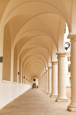 Eski at bahçesinin bölgesi. Binanın mimarisi, Barok tarzında tüm cephe boyunca bir sütunla..