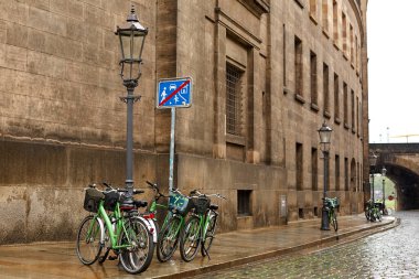 Dresden 'de bir sokakta park edilmiş klasik bir bisiklet..