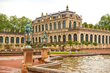 Dresden 'deki Sakson mimarisi. Sakson Sarayı Zwinger. Popüler bir turistik yer. Dresden, Almanya - 05.20.2019