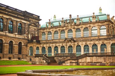 Dresden 'deki Sakson mimarisi. Sakson Sarayı Zwinger. Popüler bir turistik yer. Dresden, Almanya - 05.20.2019