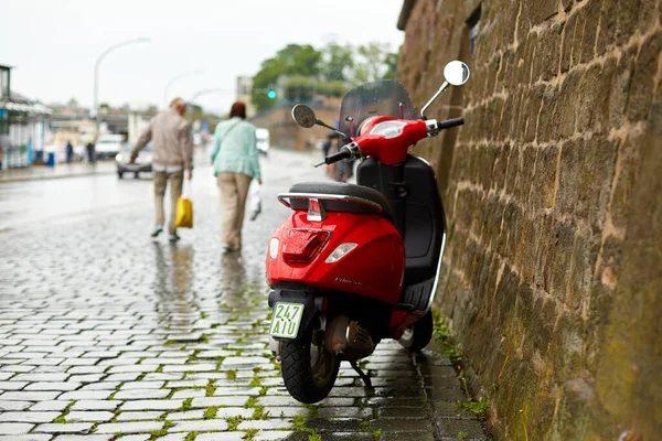 Scooter Rojo Está Estacionado Contra Una Pared Piedra Durante Duración — Foto de Stock