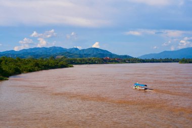Mekong Nehri 'nin manzarası, Altın Üçgen olarak bilinen üç ülkenin kesiştiği noktada..
