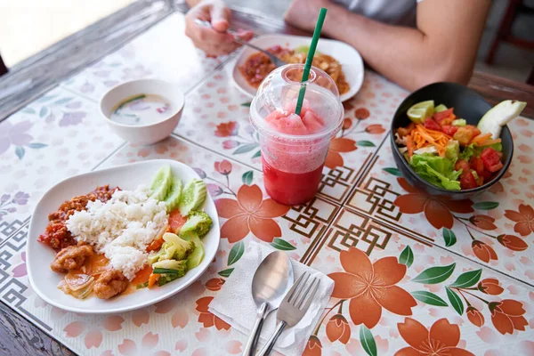 Délicieuse Cuisine Thaïlandaise Assiettes Personnes Dînant Dans Café Local — Photo