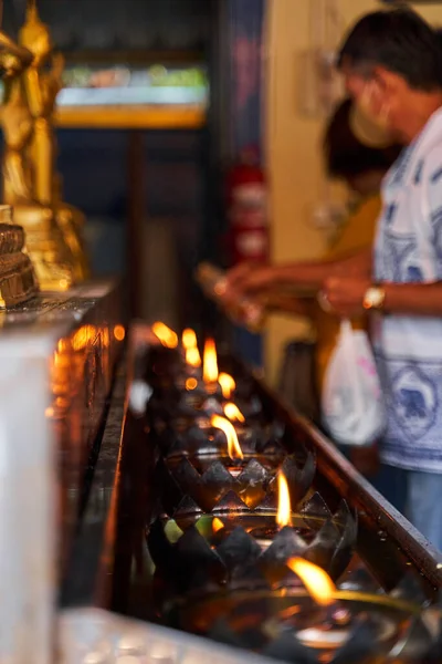 宁静之美 传统泰国寺庙中的烛光祭坛 — 图库照片