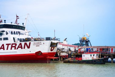 İnsanları adalar arasında taşıyan bir feribot rıhtıma demirlemiş. Koh Samui, Tayland - 09.08.2022