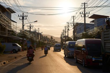 Gün batımında Tayland sokaklarında atmosferik fotoğraf trafiği. Koh Samui, Tayland - 09.15.2022