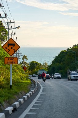 Samui adasında, Tayland 'da trafik vardı. Adada normal bir hayat. Koh Samui, Tayland - 09.15.2022