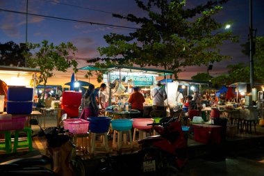 Tayland 'da gece yiyecekleri pazarı. Her çeşit yiyecekle dolu bir sıra tezgah. Koh Samui, Tayland - 09.15.2022