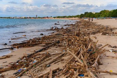 Akıntıdan sonra kumlu sahilde atık ve çöp dağları. İnsanlık okyanusu kirletiyor..