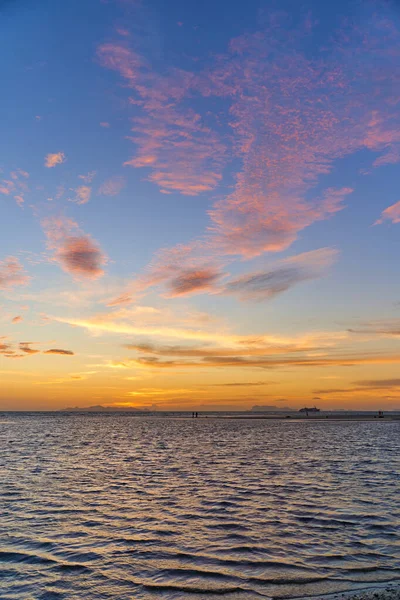 落日的天空色彩令人难以置信 海洋上空笼罩着棉花色的云彩 — 图库照片