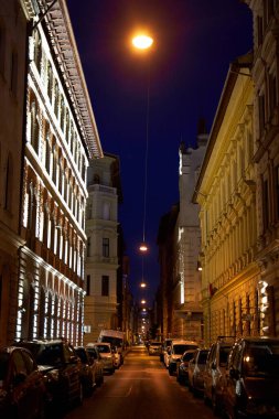 Budapeşte 'nin merkezinde bir gece sokağı. Budapeşte, Macaristan - 08.24.2022