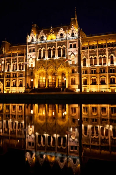 Uma Fabulosa Foto Noturna Fachada Iluminada Edifício Parlamento Budapeste Refletida — Fotografia de Stock