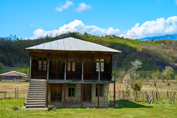 İki katlı eski ahşap bir ev. Köydeki geleneksel Gürcü evi.