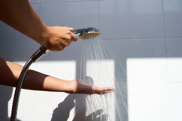 Vrouwelijke Hand Die Water Aanraakt Dat Uit Een Regendouchekop Stroomt — Stockfoto
