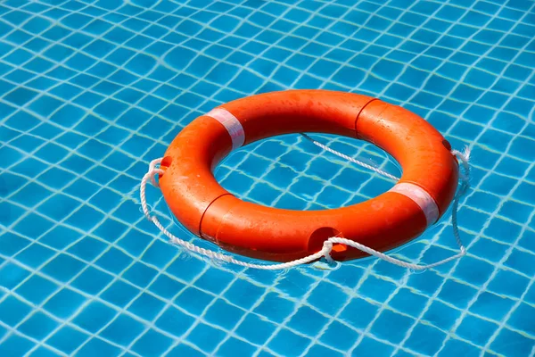 A view from above of the pool in which the life preserver is thrown.