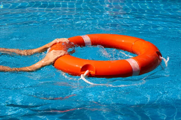 Életmentő Lány Edzés Mentőövvel Úszás Medencében — Stock Fotó