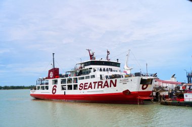İnsanları adalar arasında taşıyan bir feribot rıhtıma demirlemiş. Bali, Endonezya - 09.08.2022