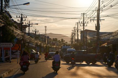 Gün batımında Tayland sokaklarında atmosferik fotoğraf trafiği. Bali, Endonezya - 09.15.2022