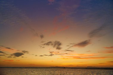 Günbatımı gökyüzünün inanılmaz renkleri ve okyanusun üzerinde lokum bulutları..