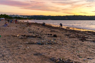 Akıntıdan sonra kumlu sahilde atık ve çöp dağları. İnsanlık okyanusu kirletiyor. Bali, Endonezya - 11.29.2022