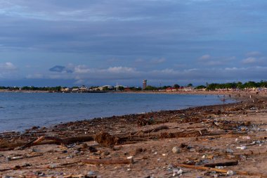 Akıntıdan sonra kumlu sahilde atık ve çöp dağları. İnsanlık okyanusu kirletiyor..