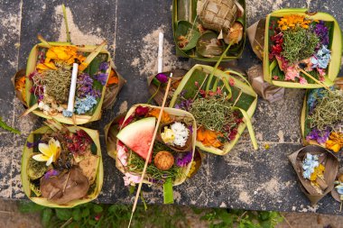Bali Adası 'ndaki ruhlara sunulan geleneksel adaların yerleşimi..