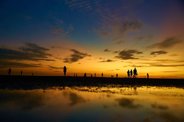 Silhouetten Van Mensen Die Het Avondtij Oceaanbodem Lopen Ongelooflijke Kleuren — Stockfoto