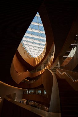 Calgary 'deki merkez halk kütüphanesinin tasarımı. Ahşap duvarları ve cam tavanı olan modern sanat tasarımı. Calgary, Kanada - 06.29.23