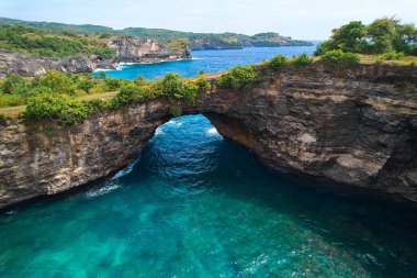 Okyanus dalgası tarafından kırılan kaya dağda bir kemer oluşturur. Cliff güçlü okyanus dalgalarıyla yıkanır. Angel 's Billabong, Endonezya' nın Nusa Penida adasında popüler bir turizm merkezidir.