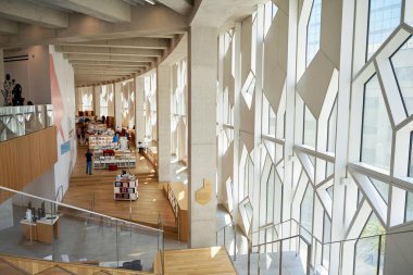 Calgary Halk Kütüphanesi 'nin Merkez Şubesi' nin içinde. Modern güneşli, parlak, alışılmadık bir iç mekan. Calgary, Alberta - 06.29.2023