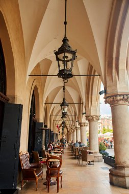 Krakow 'un antik mimarisinin teraslarına bakan kemerler. Krakow, Polonya - 05.16.2019